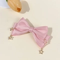 Détail de la pince à cheveux en satin rose avec pendentifs étoiles dorées évidées - Rose - Charmes d'Étoile de Coin