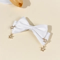 Barrette à cheveux avec nœud en satin blanc et pendentifs étoiles dorées sur beige - Blanc - Charmes d'Étoile de Coin