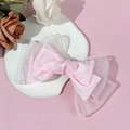 Pinza para el pelo con lazo de malla rosa sobre bandeja decorativa de piedra - Rosa