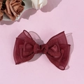 Dettaglio fermaglio per capelli con fiocco bordeaux in mesh e raso multistrato - Borgogna