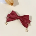 Détail du nœud de cheveux en satin bordeaux avec pendentifs étoiles dorées et texture soie - Rouge Vin - Charmes d'Étoile de Coin