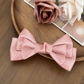 Süße rosa Haarklammer mit weißen Punkten und Satinschleife für Mädchen auf Holztablett - Rosa