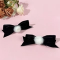 Dettaglio di fermagli per capelli a fiocco in velluto con pompon bianchi per l'inverno - Nero