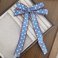 Dettaglio del fermaglio a fiocco in denim blu con cuori e bordi ondulati rossi eleganti - Stile Cuore Fatto a Mano Blu Chiaro (4#)