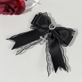 Detail von Gothic-Schleife aus schwarzem Satin und Spitze mit Herzstein und Kreuz - Schwarz