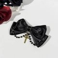 Nahaufnahme der schwarzen Satin-Schleife mit goldenem Kreuzanhänger und dunklen Perlen - Kurzer Stil (Schleifen Kreuz Haarspange)