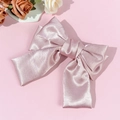 Elegante lazo grande de satén rosa para el pelo con textura de seda suave y chic - Rosa