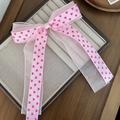 Pinza para el pelo con lazo de malla y corazones rosas sobre bandeja de joyería beige - Rosa