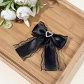 Dettaglio del fiocco in pizzo nero Lolita con un cuore di strass scintillante - Nero