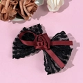 Détails de la barrette en dentelle florale vintage et ruban en satin rouge vin - Bordeaux