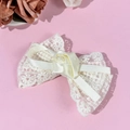 Détail de la pince à cheveux en dentelle crème avec fleur de rose en satin - Beige