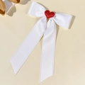 Detalle de pasador de lazo de satén blanco con corazón rojo y bordes de encaje dentados - Blanco