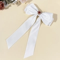 Detalle de un pasador de pelo de satén blanco con strass de corazón rojo y cintas - Blanco