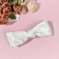 Detalle del elegante pasador de pelo con lazo de satén blanco y textura de seda con capas - Blanco
