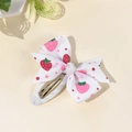 Detailansicht der handgefertigten Haarschleife mit rosa Erdbeer- und Punktemuster-Druck - Weiß (Erdbeere Stil)