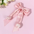 Detail van roze satijnen haarklem met strik en elegante handgemaakte tulpenhangers - Roze