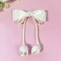 Haarspeld met crème satijnen strik, hangende linten en elegante tulpvormige knoppen - Beige