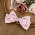 Roze satijnen haarclip met geruit lint en hartvormige strassteen op houten tableau - Roze