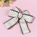 Pinza de pelo vintage crema con corazones rosas y bordes ondulados negros para mujer - Estilo Estampado de Corazón / Beige