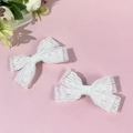 Detailopname van witte kanten haarspelden in een set van 2 op roze achtergrond - Meerlagige Stijl (1#) / Eén paar
