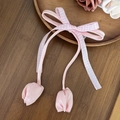 Dettaglio del fermaglio per capelli con fiocco rosa e pendenti a forma di tulipano - Fermaglio Lungo Nastro Quadretti Ciondolo Tulipano (4#)