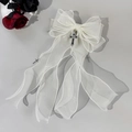Detailansicht der Lolita-Stil Organza-Bogen-Haarspange mit schwarzem Emaille-Kreuz-Anhänger - Beige
