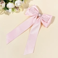 Detalle del lazo de satén rosa para el pelo con un corazón brillante de pedrería - Rosa