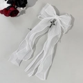 Detailansicht der weißen Organza-Schleife mit silbernen Gothic-Kreuzanhängern und Bändern - Weiß