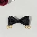 Detail van zwarte satijnen strik haarclip met gouden hartvormige metalen hangers eraan - Harthanger Kleine Stijl (1#)