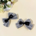 Primer plano de horquillas de lazo de satén negro y encaje blanco con flores finas - Negro