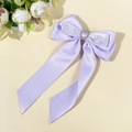 Détail du nœud à cheveux en satin violet avec strass cœur et longs rubans en soie - Violet