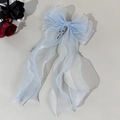 Détail du nœud papillon en organza bleu clair avec croix gothique et longs rubans - Bleu
