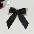 Detail van zwarte satijnen strik met gouden hartvormige hangers op grijze achtergrond - Harthanger Grote Lange Stijl (3#)