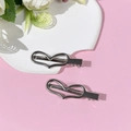 Gros plan de barrettes à cheveux coeur argenté sur fond rose avec décorations - 2#