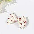 Détail d'un nœud papillon crème avec motifs cœurs rouges sur tissu satiné côtelé - 2# (Cœur Blanc Cassé Petit)
