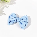 Détail du nœud papillon bleu clair avec motifs de cœurs foncés et texture sergé - 3# (Cœur Bleu Petit)
