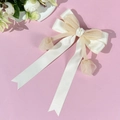 Detalle de la pinza para el pelo con lazos de satén y adornos de tela de tulipán - Beige