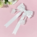 Détail du nœud papillon en satin blanc avec longs rubans et bourgeons en tulle - Style Muguet en Maille Blanche (2#)