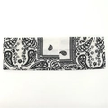 Detalle del patrón paisley en una diadema elástica de punto blanco para yoga y deporte - Blanco