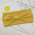 Detalle de diadema de punto amarillo jengibre con textura acanalada y diseño de nudo central - Amarillo