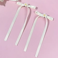 Dettaglio di fiocchi bianchi per capelli con margherite e trama di nastro satinato - Beige (Paio)