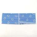 Detalle de diadema de punto azul cielo con estampado de cachemira y costura elástica - Azul Celeste