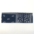 Détail du bandeau bleu marine à motif paisley montrant le tissu en maille douce et élastique - Bleu Marine
