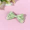 Détail du nœud papillon en soie vert menthe avec marguerites blanches brodées à la main - Vert Clair (Style Court)