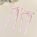 Dettaglio di fermagli per capelli in raso rosa con ricami di margherite bianche e nastri lunghi - Rosa (Paio)