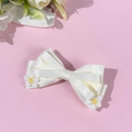 Détail du nœud papillon en satin blanc crème avec broderie de fleurs de marguerite - Beige (Style Court)