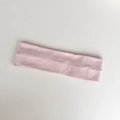 Primer plano de la diadema de punto elástica rosa claro y su textura suave para deporte - Rosa Estrecho Cepillado