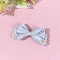 Vue détaillée du nœud en satin bleu clair avec des fleurs de marguerites brodées blanches - Bleu (Style Court)