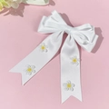 Détail d'un nœud en satin blanc avec marguerites brodées sur un fond rose doux - Blanc (Style Long)