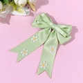 Détail d'un nœud à cheveux en satin vert clair avec broderies de marguerites blanches - Vert Clair (Style Long)